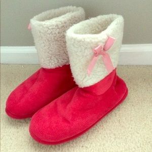 Cute and comfortable boot style slippers.